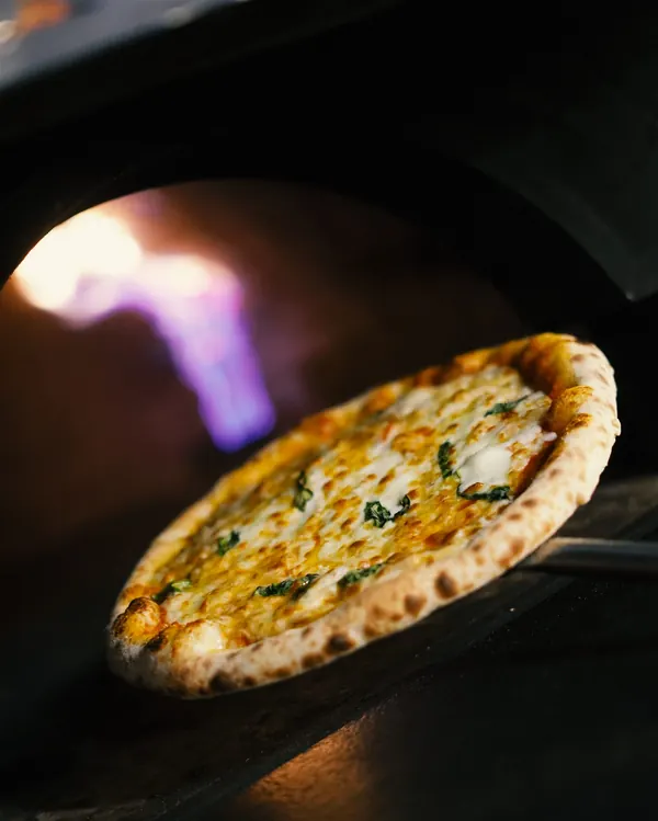 Pizza frisch aus dem flammenden Steinofen des Va Bene