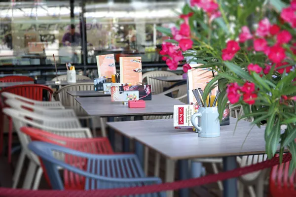 Gastgarten mit Sonnenschirmen und Oleander auf der Cineplexx-Terrasse